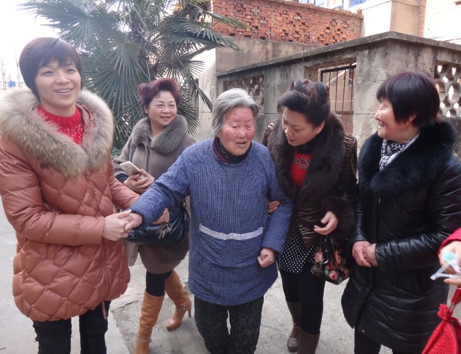 杨玉琴与社区长期关注的孤独老人王秀三峡老人